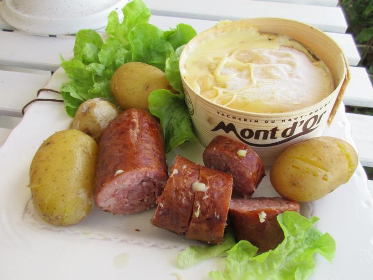 Repas fromage Mont d'Or chaud-  saucisse- pommes de terre